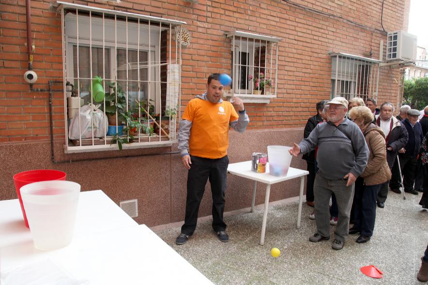 Participantes jugando