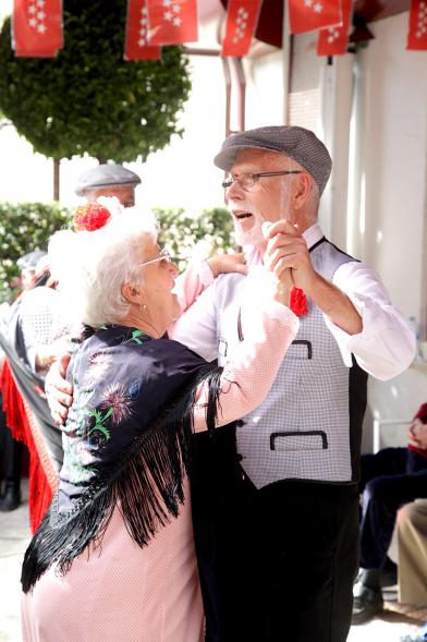 Pareja bailando un chotis