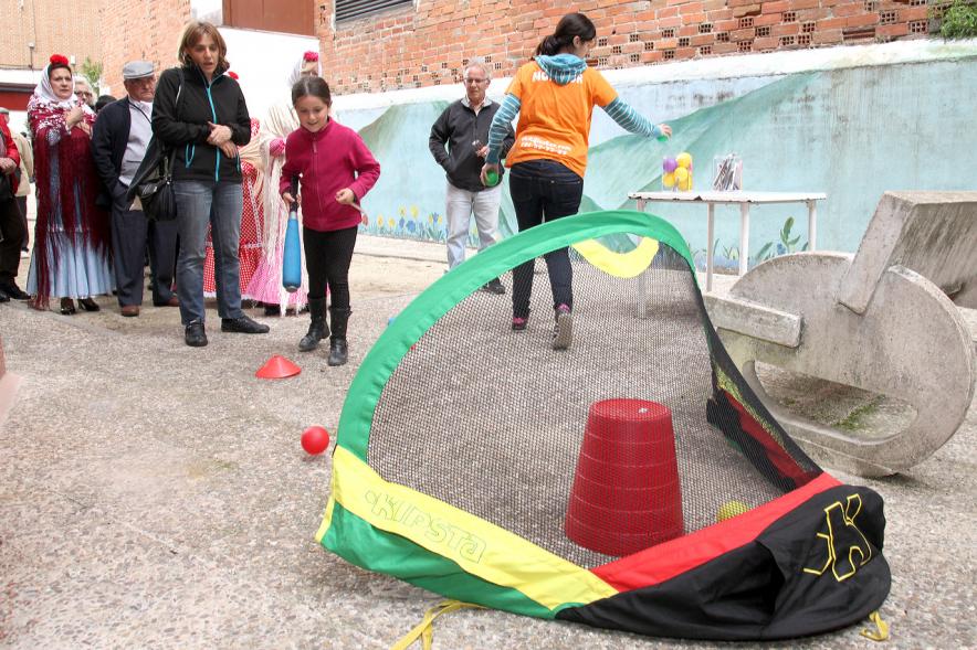 Participantes jugando juegos al aire libre