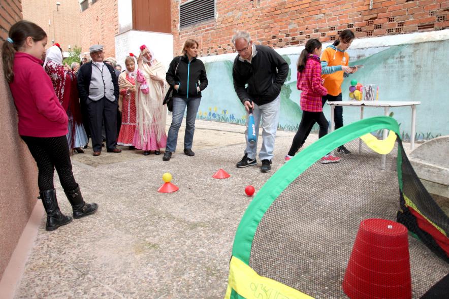 Participantes jugando juegos al aire libre