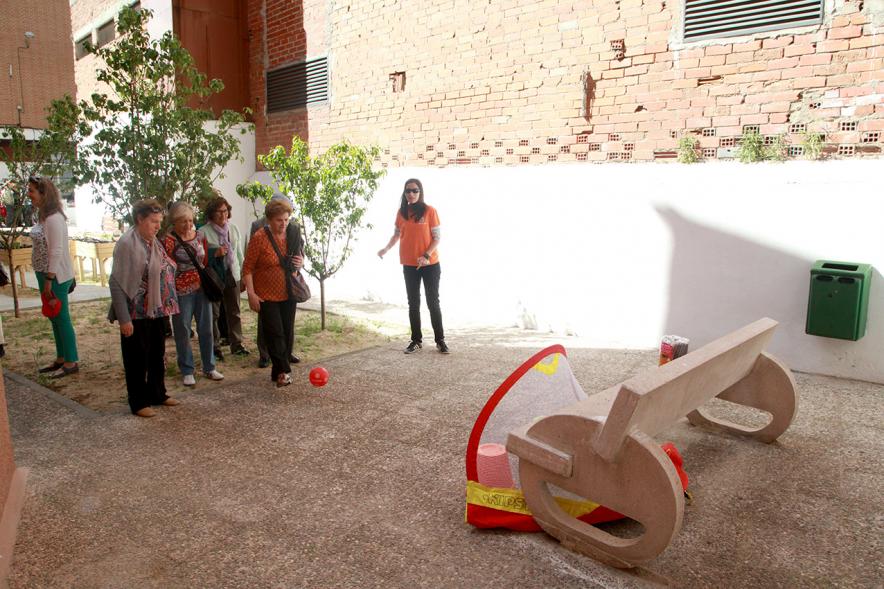 Participantes jugando juegos al aire libre
