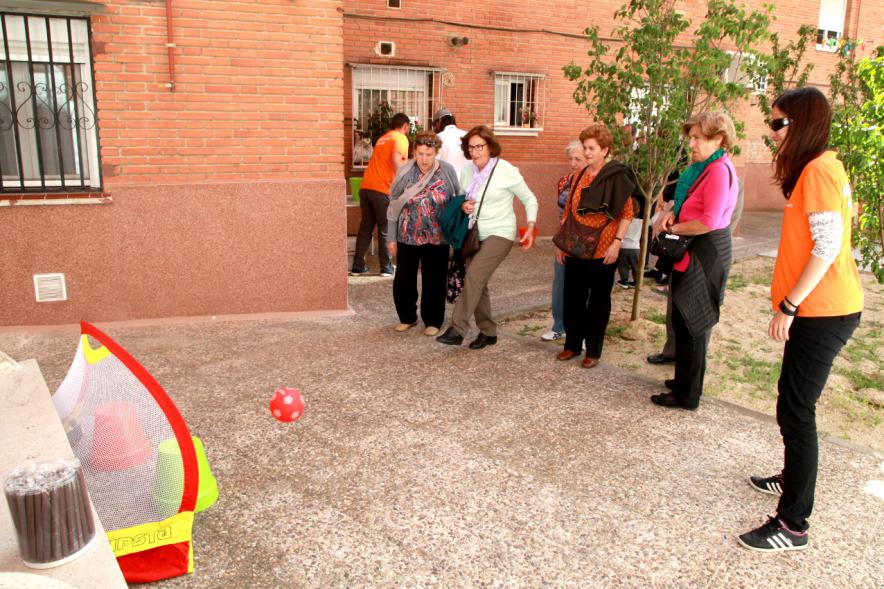 Participantes jugando juegos al aire libre