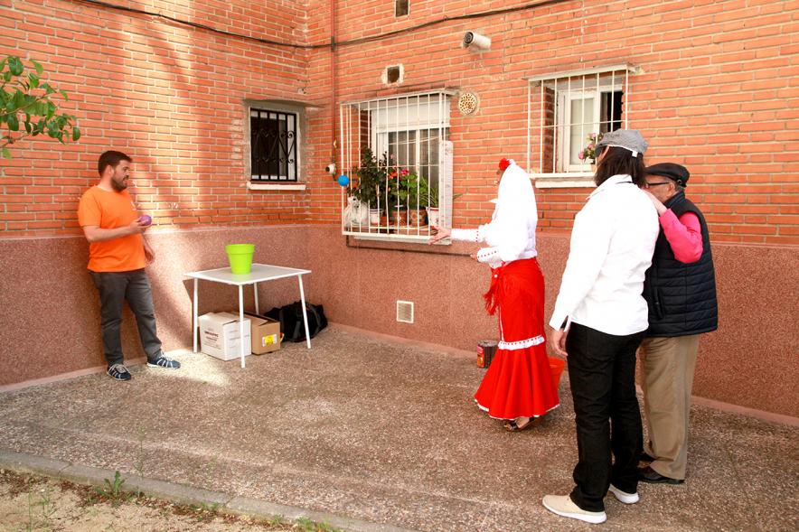 Participantes jugando juegos al aire libre