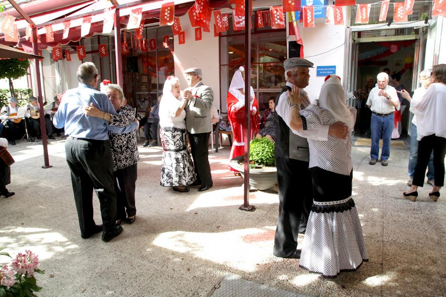 Parejas bailan el chotis