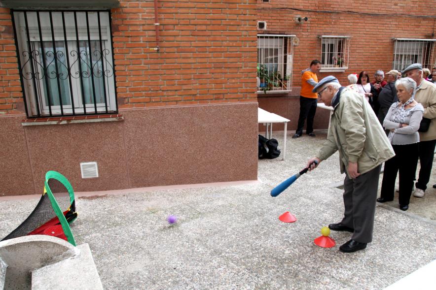 Personas mayores jugando juegos