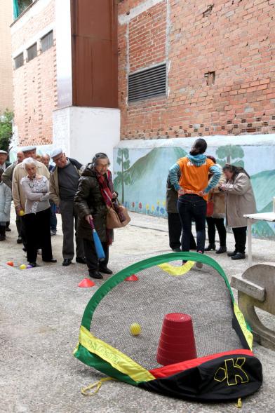 Participantes jugando juegos al aire libre