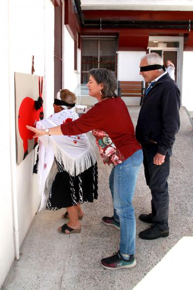 Asistentes jugando a ponerle el rabo al burro