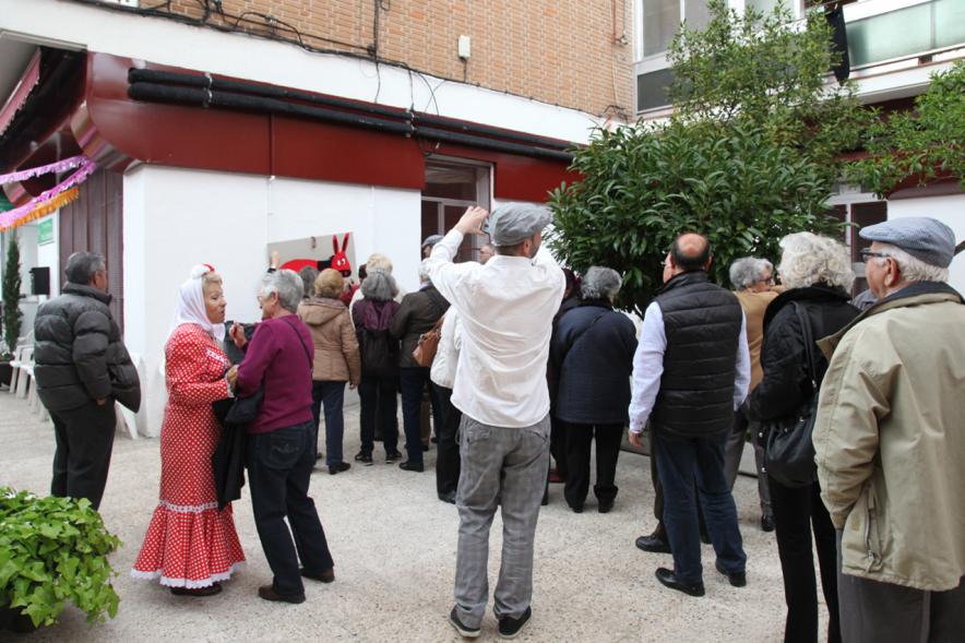 Vista exterior de la entrada del recinto con participantes