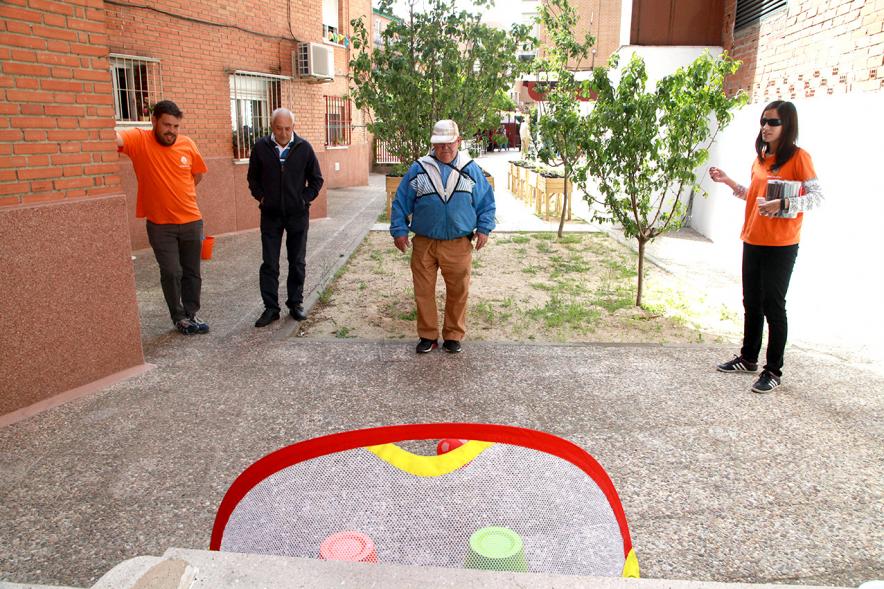 Participantes jugando juegos al aire libre