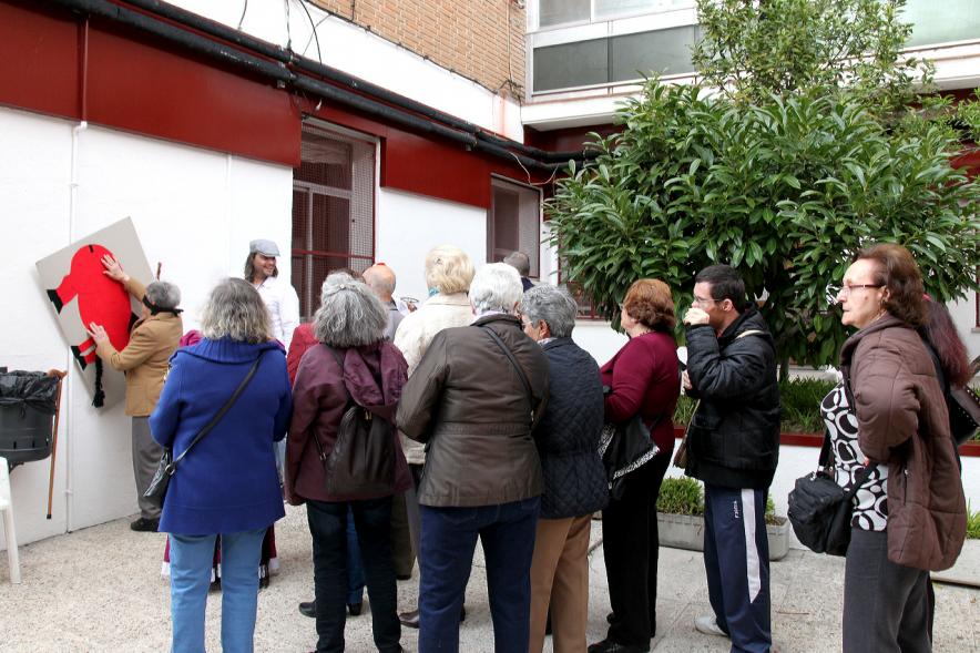 Asistentes en el exterior del recinto