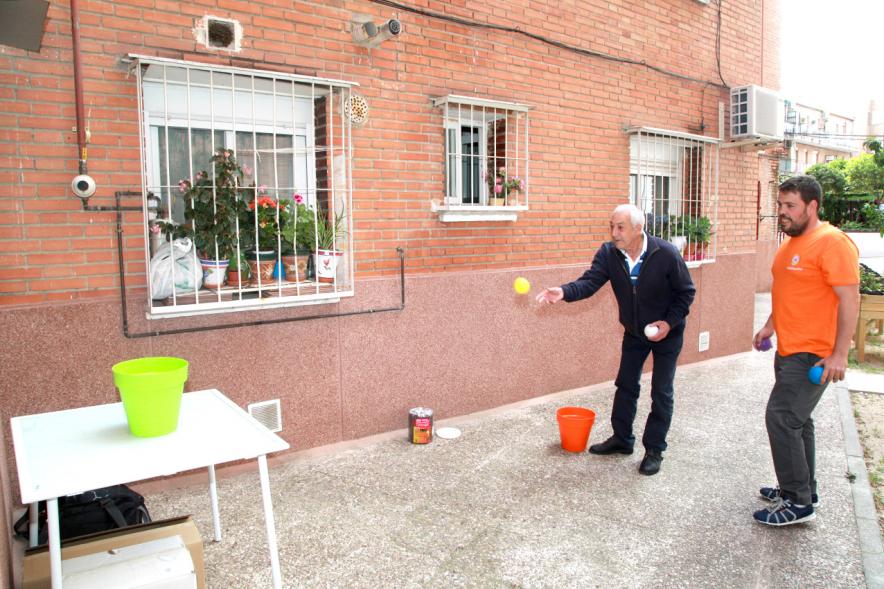 Participantes jugando juegos al aire libre