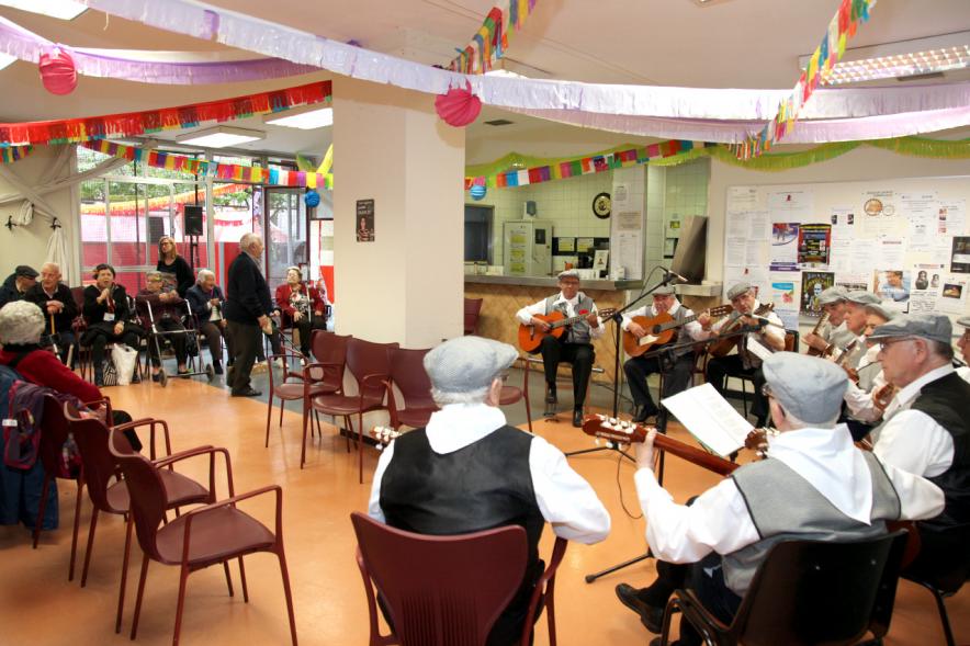 Chulapos tocando las guitarras durante el evento