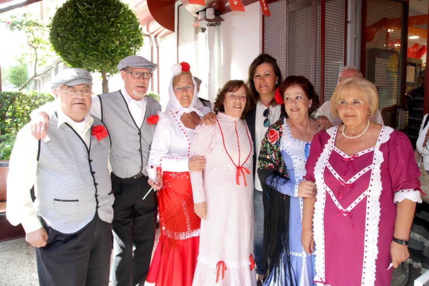 Participantes con traje típico