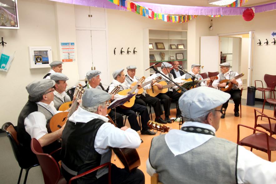 Chulapos tocando las guitarras