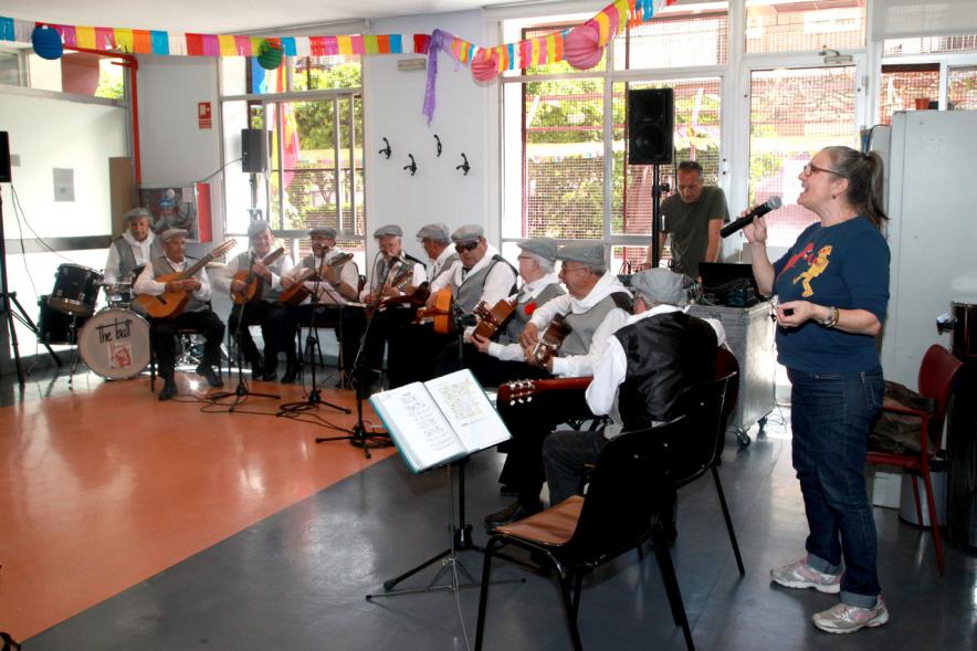 Fila de guitarristas tocando