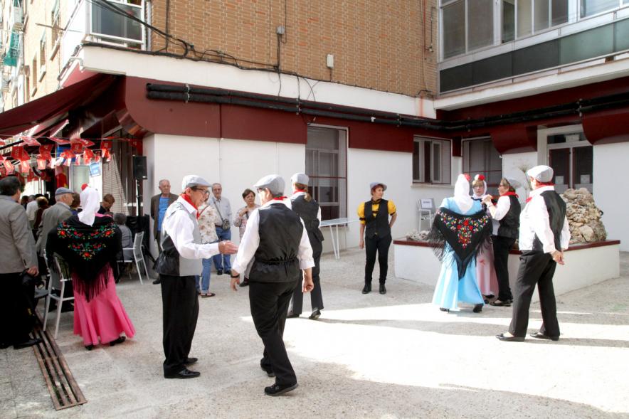 Participantes jugando juegos al aire libre
