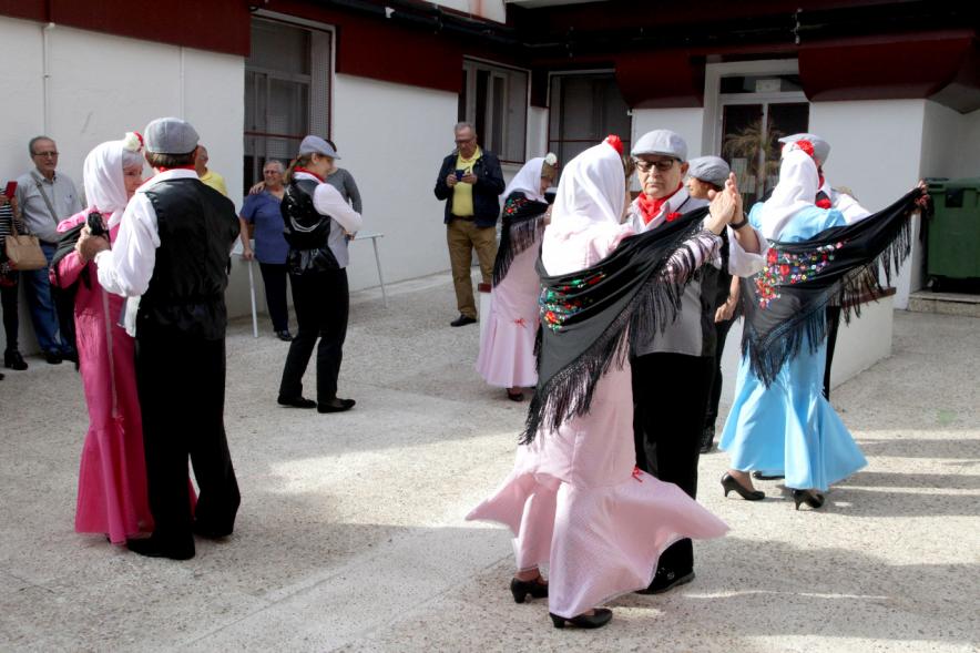 Parejas bailan el chotis