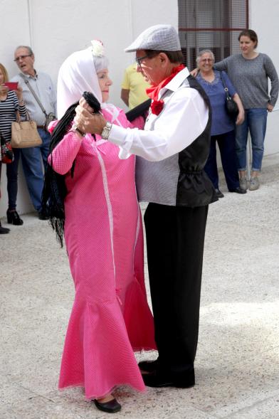 Pareja bailando un chotis