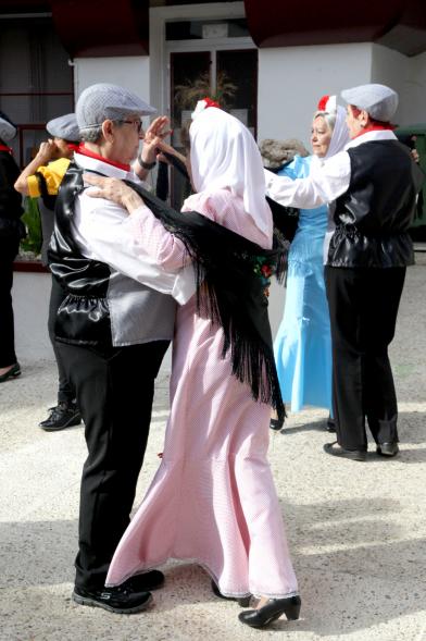 Pareja bailando un chotis