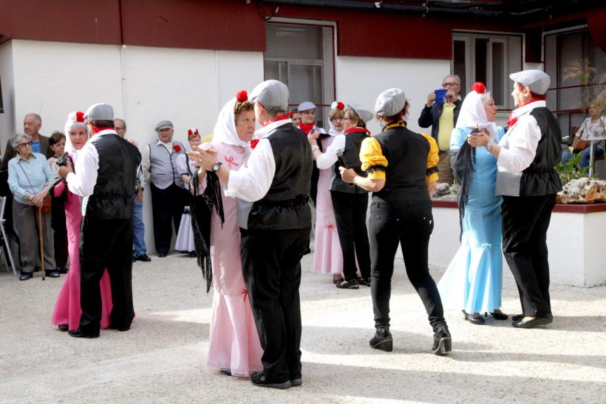 Parejas bailan el chotis