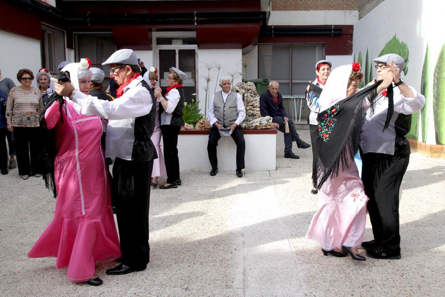 Participantes bailando con trajes típicos