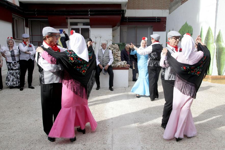 Parejas bailan el chotis