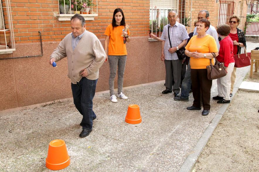 Participantes jugando juegos al aire libre