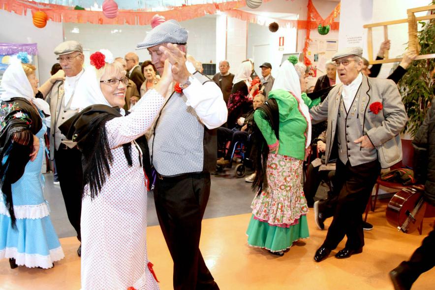 Parejas bailando un chotis