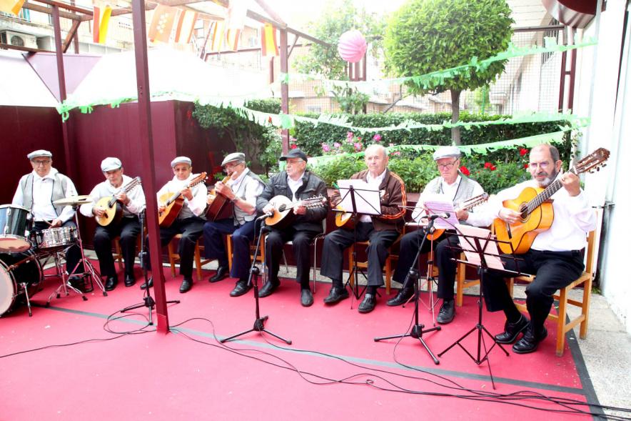 Señores vestidos de chulapos tocando instrumentos musicales