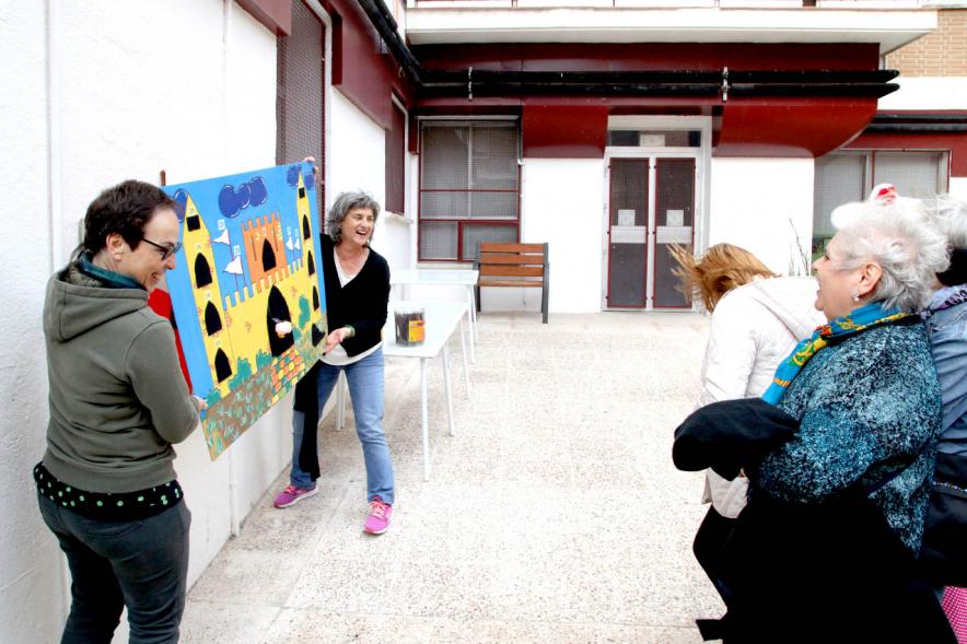 Participantes jugando juegos al aire libre