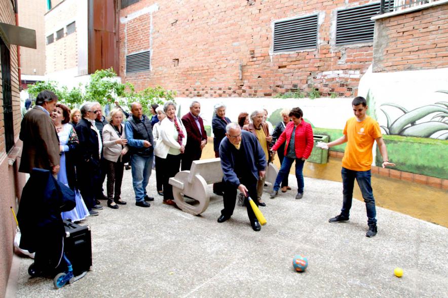 Participantes jugando juegos al aire libre