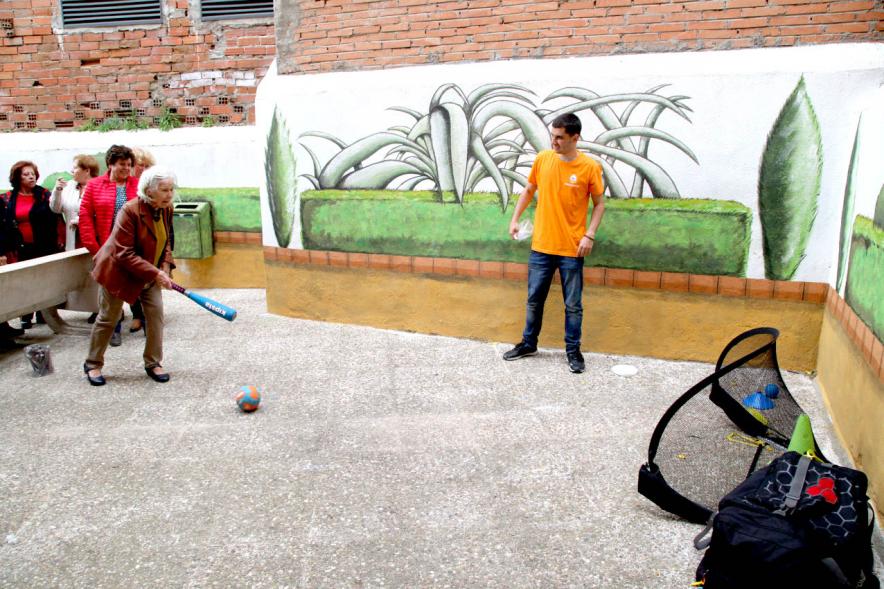 Participantes jugando juegos al aire libre