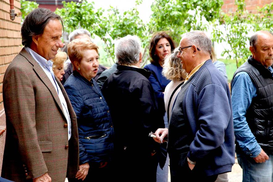 Alcalde García de Vinuesa charla con ciudadano