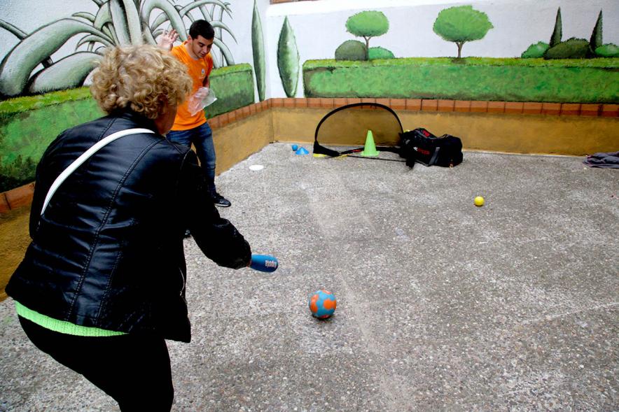 Participantes jugando juegos al aire libre