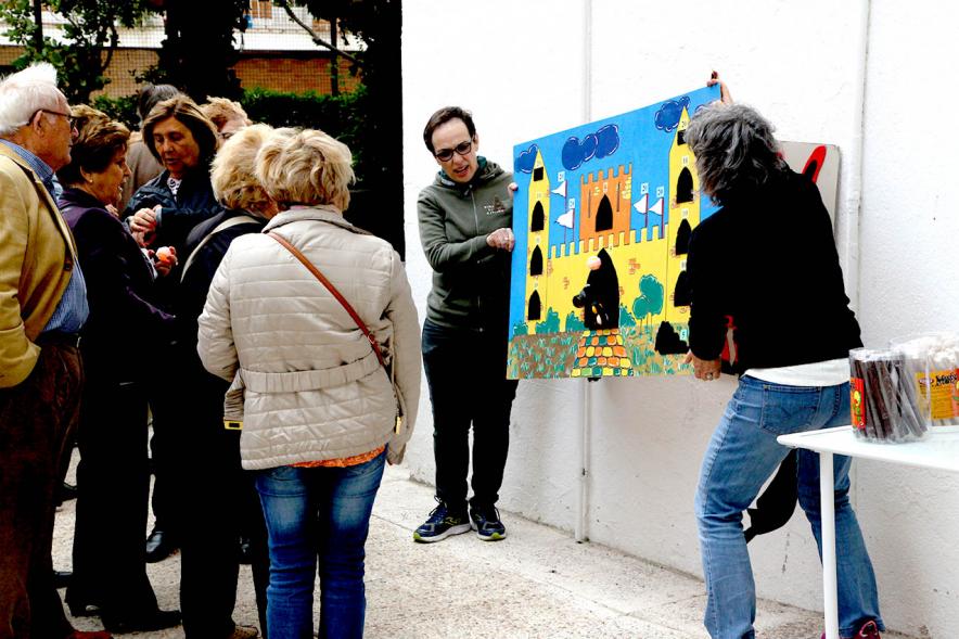 Participantes jugando juegos al aire libre