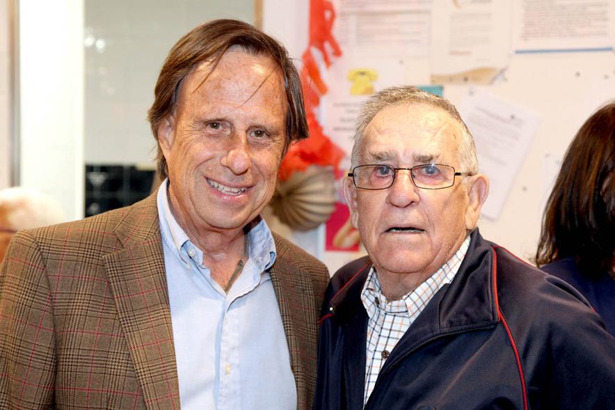 Alcalde García De Vinuesa posa con ciudadano
