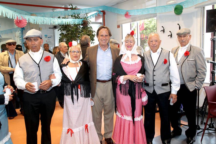 Alcalde García de Vinuesa posa con ciudadanos vestidos con trajes típicos