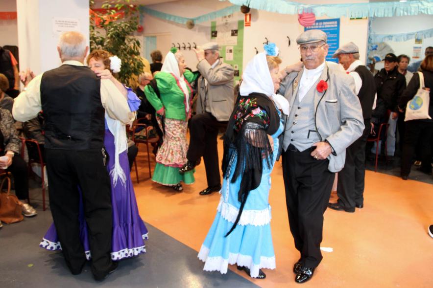 Parejas bailan el chotis
