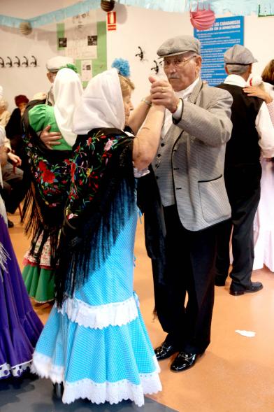 Parejas bailan el chotis