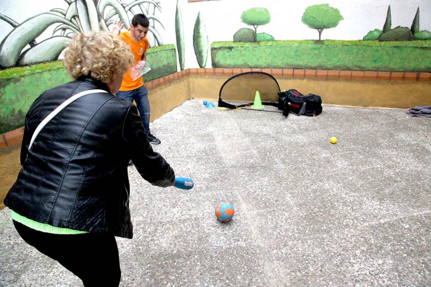 Participantes jugando juegos al aire libre