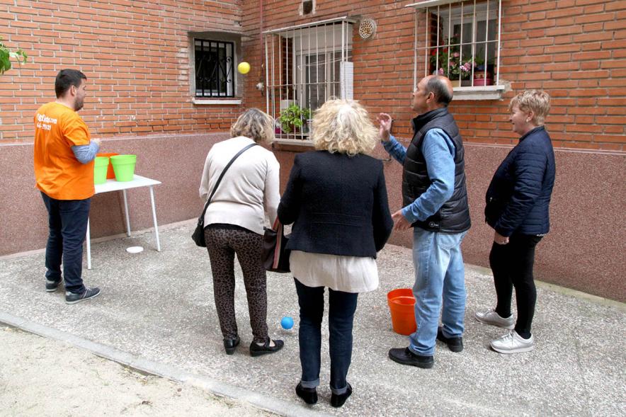 Participantes jugando juegos al aire libre