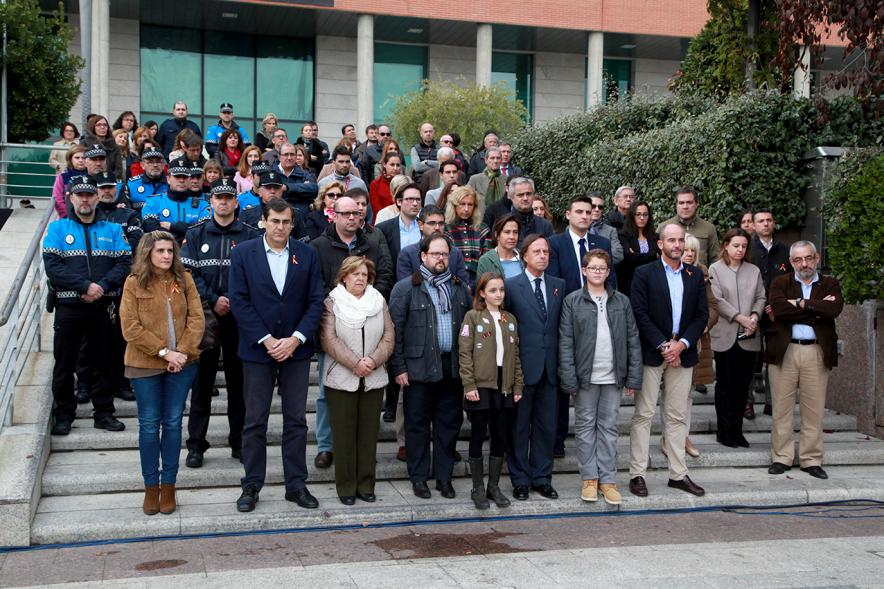 Lectura de Manifiesto y Minuto de Silencio por las Víctimas de Accidentes de Tráfico - Imagen el alcalde García de Vinuesa y participantes guardando minuto de silencio.
