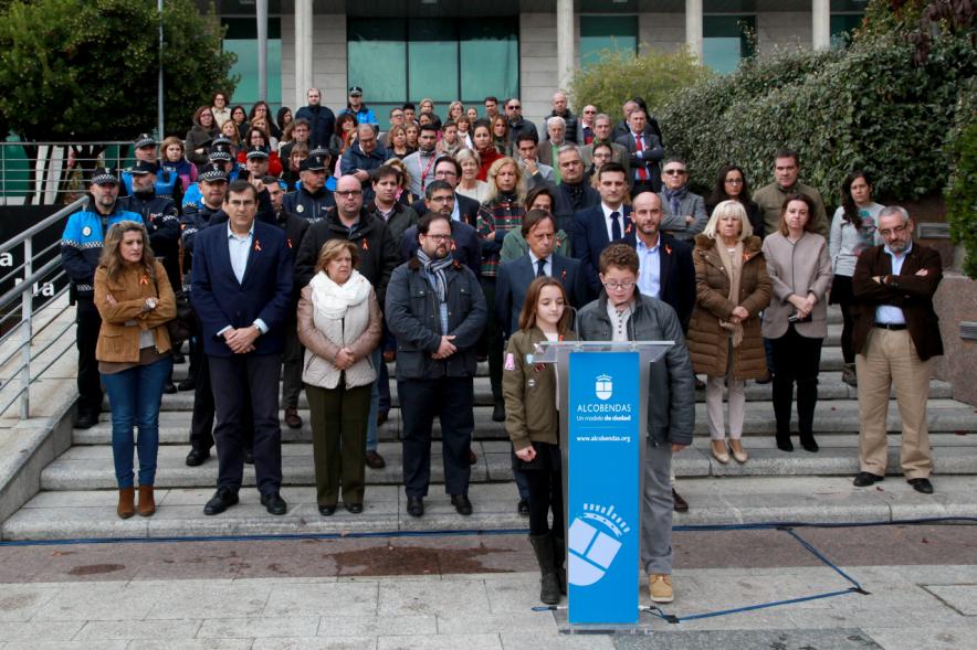 Lectura de Manifiesto y Minuto de Silencio por las Víctimas de Accidentes de Tráfico - Imagen de niños participantes en el acto diciendo unas pala
