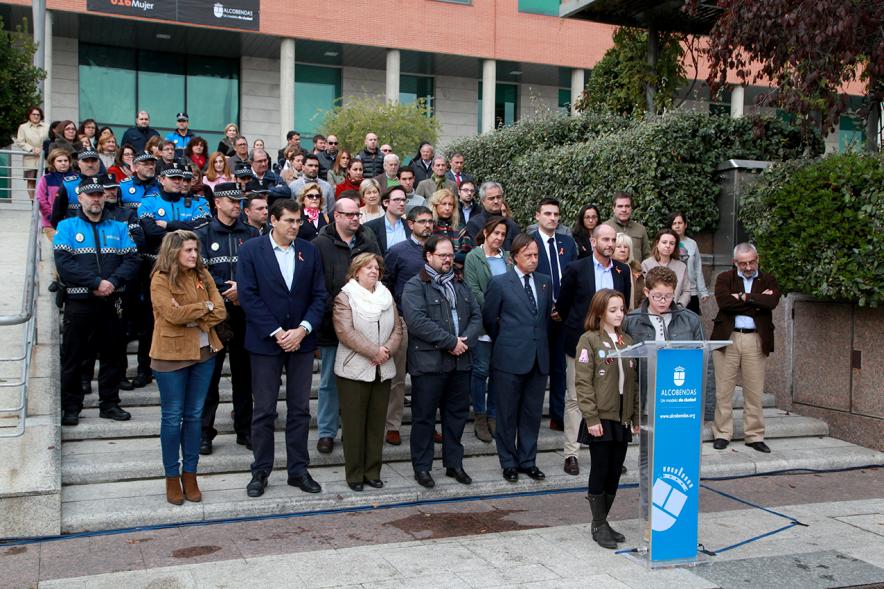 Lectura de Manifiesto y Minuto de Silencio por las Víctimas de Accidentes de Tráfico - Imagen de niños participantes en el acto diciendo unas pala