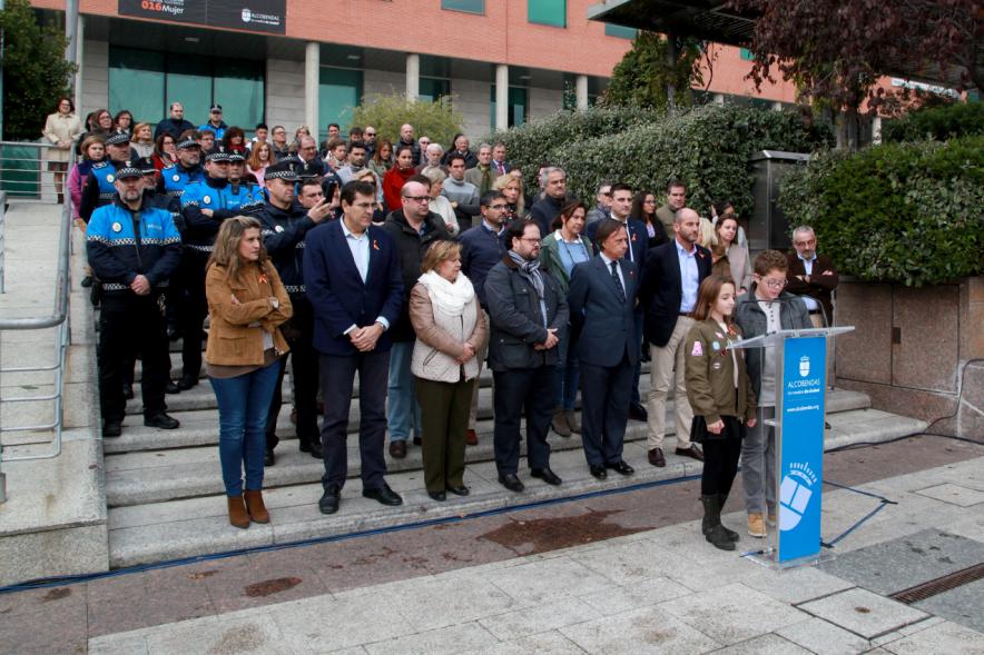 Lectura de Manifiesto y Minuto de Silencio por las Víctimas de Accidentes de Tráfico - Imagen de niños participantes en el acto diciendo unas pala