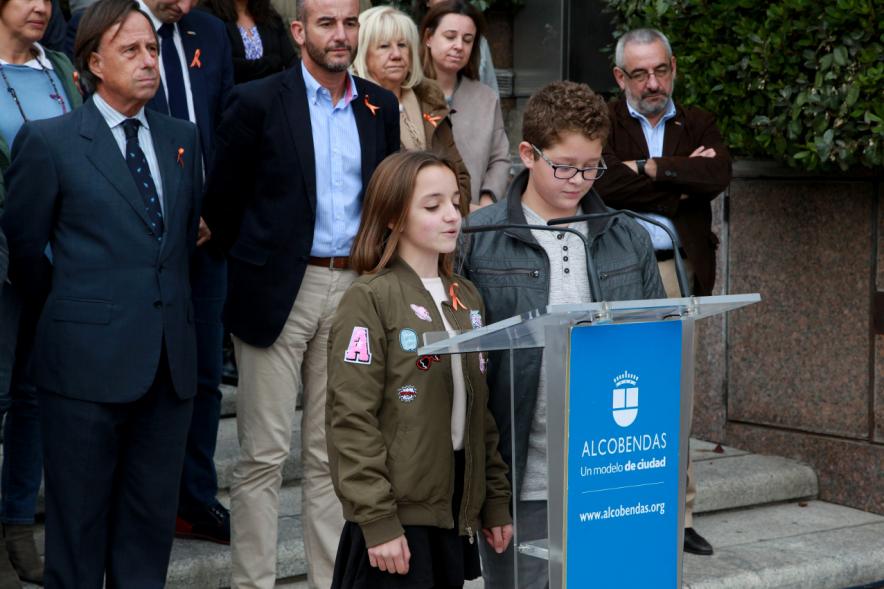 Lectura de Manifiesto y Minuto de Silencio por las Víctimas de Accidentes de Tráfico - Imagen de niños participantes en el acto diciendo unas pala