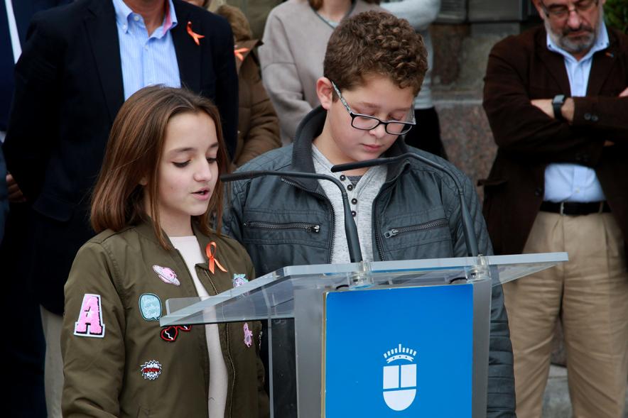 Lectura de Manifiesto y Minuto de Silencio por las Víctimas de Accidentes de Tráfico - Imagen de niños participantes en el acto diciendo unas pala