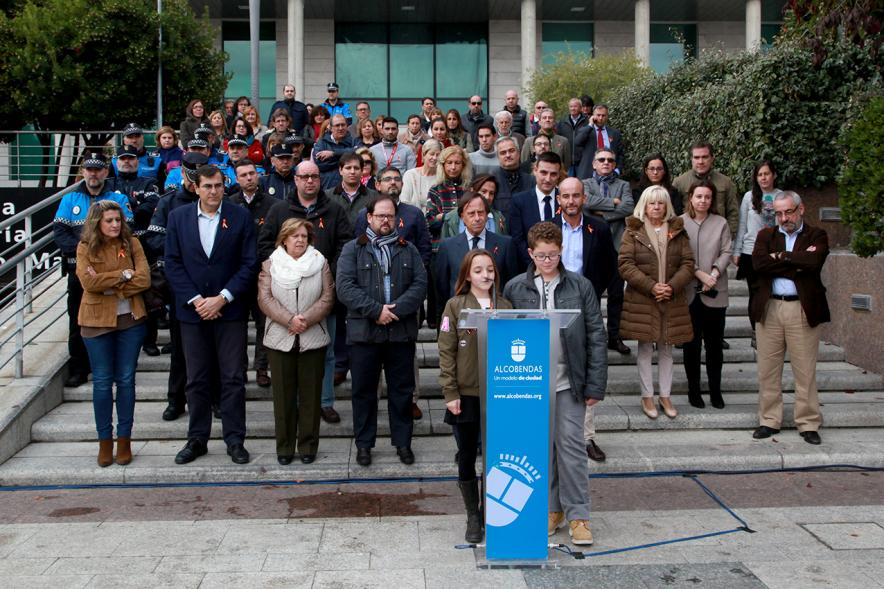 Lectura de Manifiesto y Minuto de Silencio por las Víctimas de Accidentes de Tráfico - Imagen de niños participantes en el acto diciendo unas pala