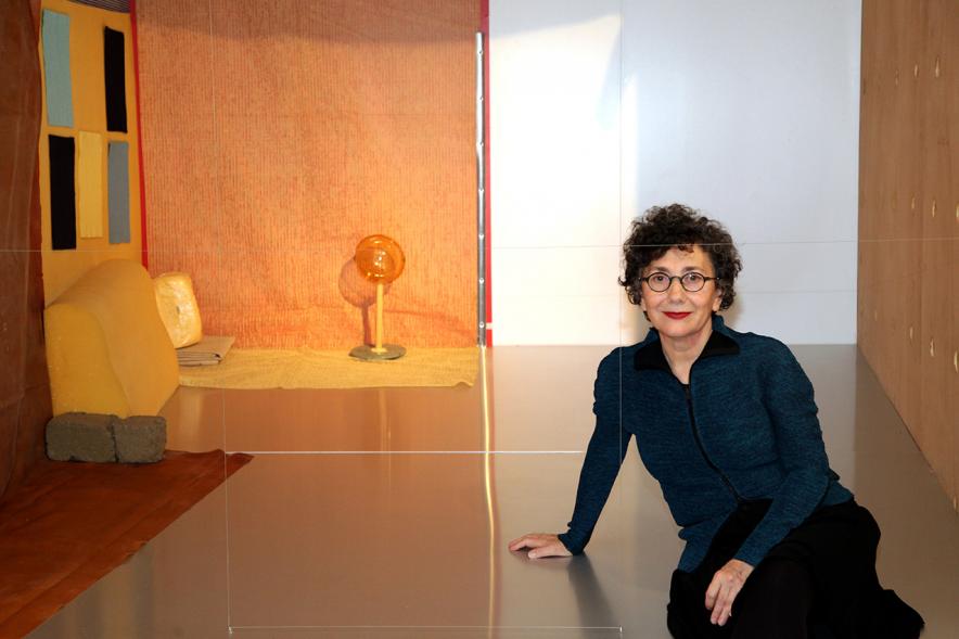 Inauguración Exposición "Every Day is a Trip. Ni la Palabra ni el Silencio" de Victoria Civera - Imagen de la artista,Victoria Civera posando en una de sus instalaciones.