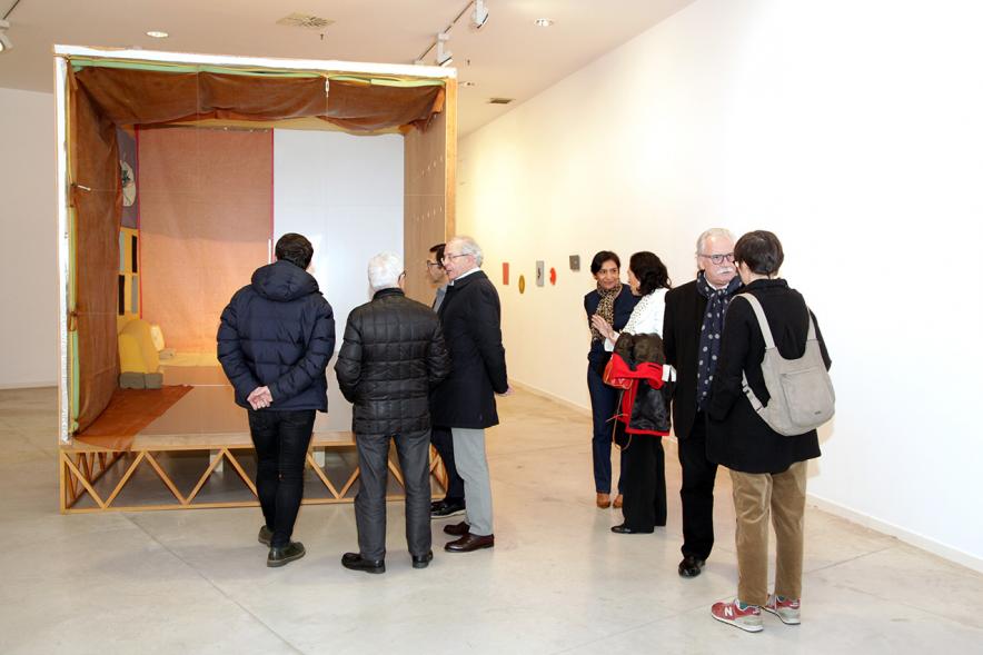 Inauguración Exposición "Every Day is a Trip. Ni la Palabra ni el Silencio" de Victoria Civera - Imagen de personas mirando una de las instalaciones de la artista.